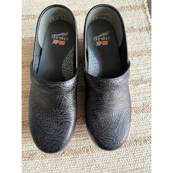 Dansko XP 2.0 Clogs Black Embossed Floral Leather Slip Resistant Size 39 US 8.5– - Picture 2 of 4